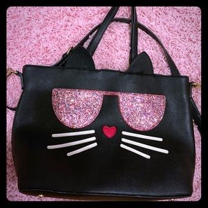 very nice, modern and very broad bag!!